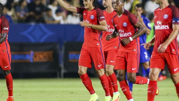 كافاني يحتفل رفقة زملائه بهدفه