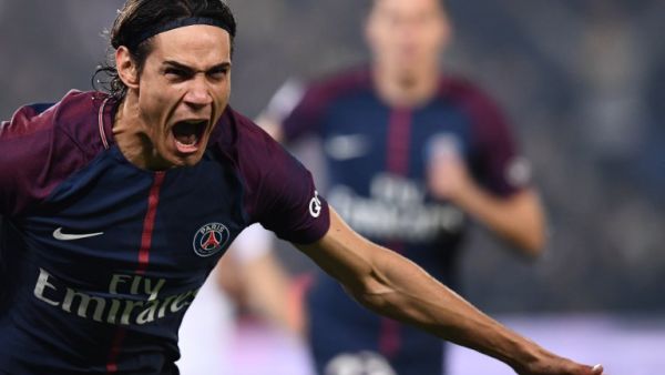 كافاني يحتفل بأحد أهدافه