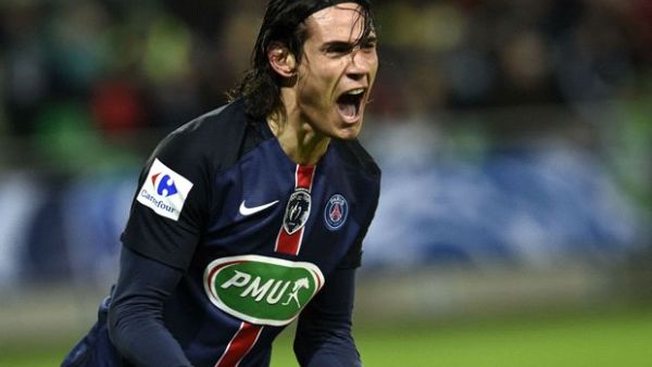 كافاني يحتفل بهدفه