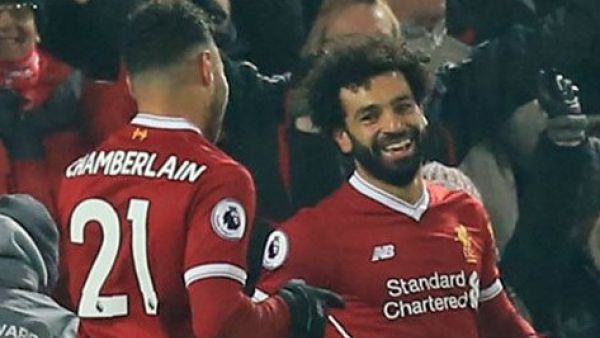 صلاح (يمين) يتلقى التهنئة بهدفه من زميله تشايمبرلين