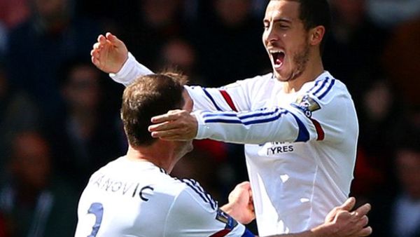 هازارد (يمين) يقود البلوز للفوز