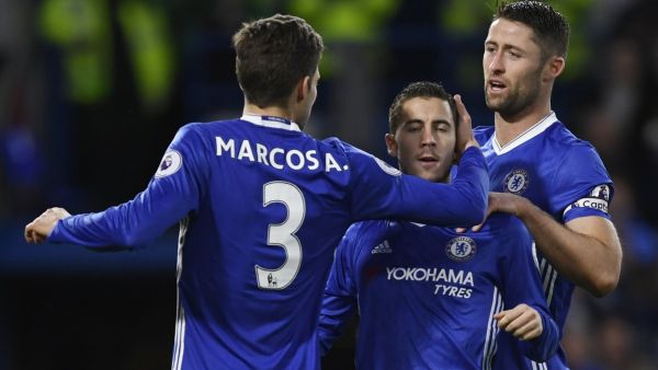 لاعبو تشلسي يحتفلون بهدف هازارد (وسط)