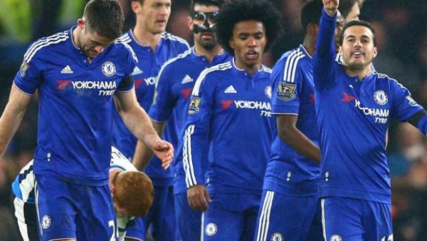 لاعبو تشلسي يحتفلون بأحد أهداف بيدرو (يمين)