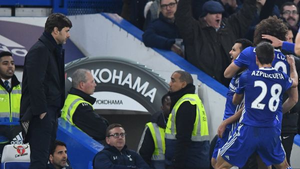 لاعبو تشلسي يحتفلون بهدف بيدرو أمام ماوريسيو بوتشيتينو مدرب توتنهام