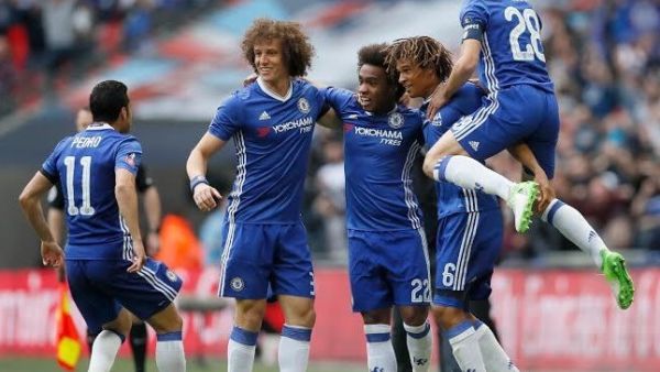 لاعبو توتنهام يحتفلون بالهدف الأول