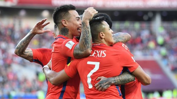 لاعبو تشيلي يحتفلون بهدف التعادل