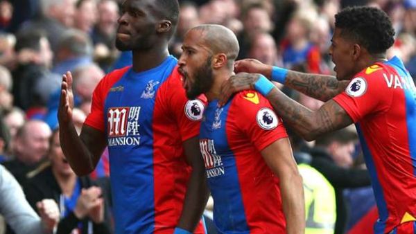 بينتيكي (يسار) يحتفل بهدفه