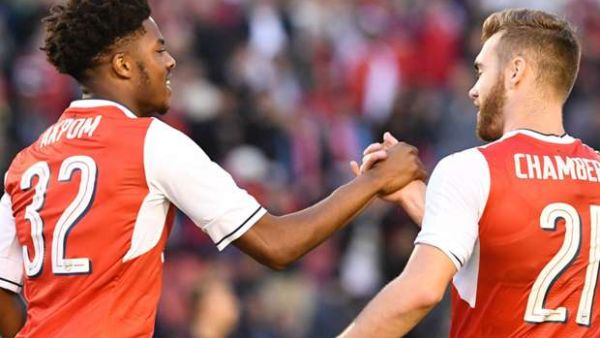 آكبوم (يسار) يحتفل بهدفه رفقة كالوم تشايمبرز