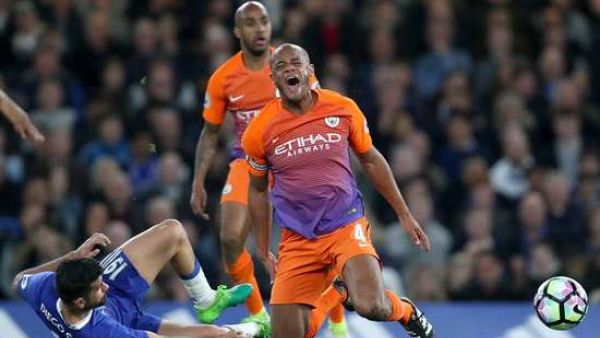 تدخل كوشتا (يسار) العنيف على كومباني