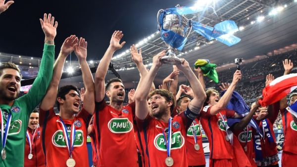 لاعبو باريس سان جيرمان يرفعون كأس البطولة

