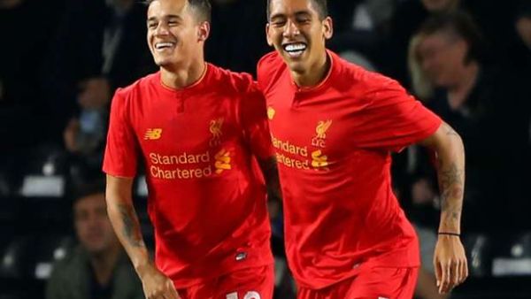 البرازيلي فيليب كوتينيو (يسار) يحتفل رفقة مواطنه روبرتو فيرمينو بهدفه