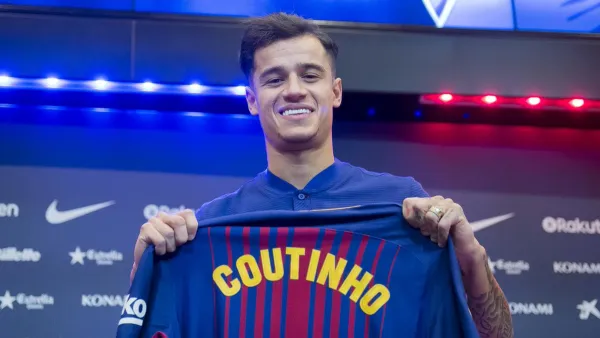 كوتينيو يرفع قميصه مع برشلونة