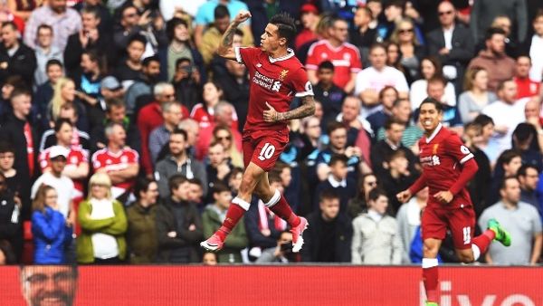 كوتينيو يحتفل بهدفه