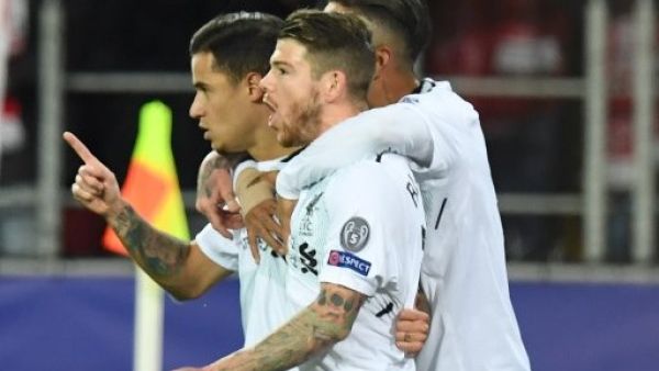 كوتينيو (يسار) يتلقى التهنئة بهدفه