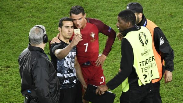 مشجع يلتقط سيلفي مع النجم البرتغالي كريستيانو رونالدو