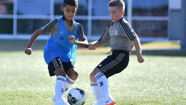 ابن رونالدو (يسار)