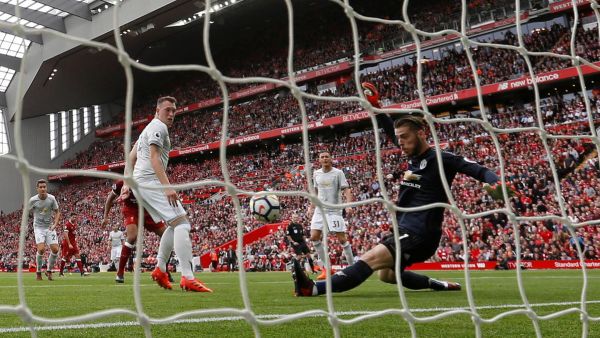 دافيد دي خيا حارس مرمى يونايتد يتصدى لتسديدة خطيرة على المرمى