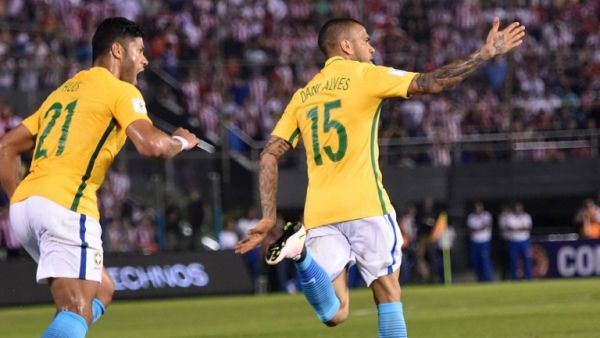 ألفيش يحتفل بهدفه