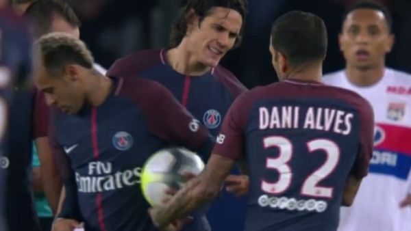 لقطة توضح كيفية إعطاء ألفيش (يمين) الكرة لنيمار أمام ناظري كافاني لتنفيذ ركلة حرة قبل أن يتكرر الأمر بين نيمار وكافاني قبيل تنفيذ ركلة جزاء أمام ليون