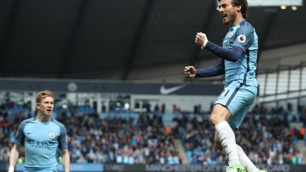 دافيد سيلفا يحتفل بهدفه