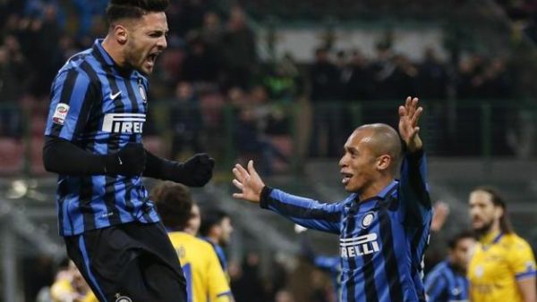 ميراندا (يمين) ودي أمبروزيو يحتفلان بالهدف الأول