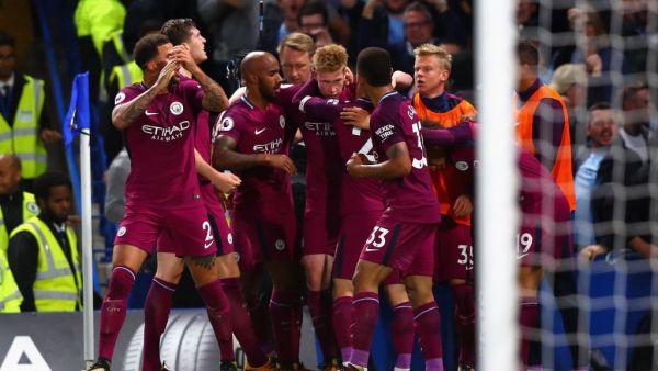 لاعبو سيتي يحتفلون بهدف دي بروينه (وسط)