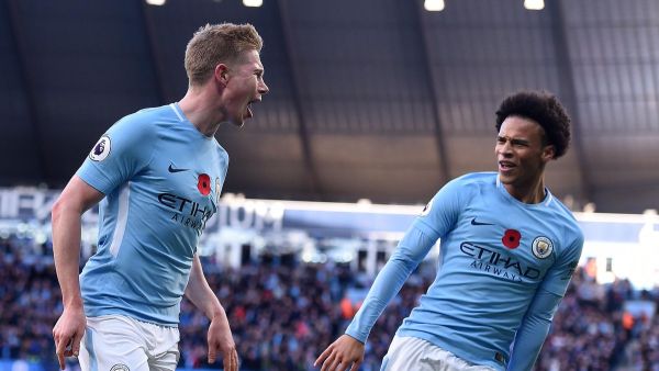 دي بروينه (يسار) يحتفل بهدفه