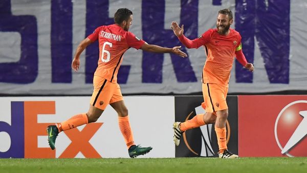 دي روسي (يمين) يحتفل بهدفه