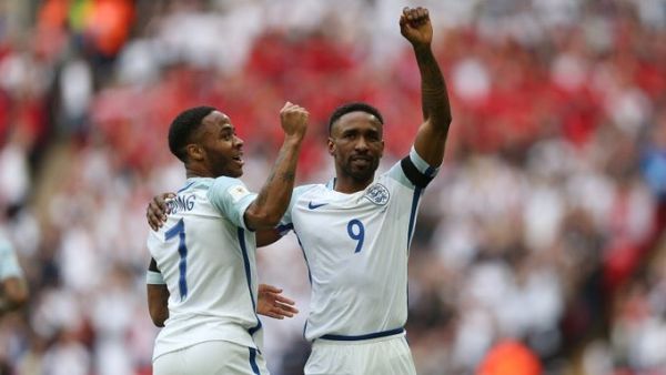 ديفو (يمين) يحتفل بهدفه رفقة رحيم ستيرلينغ