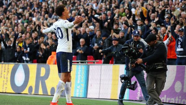 آلي يحتفل بهدفه