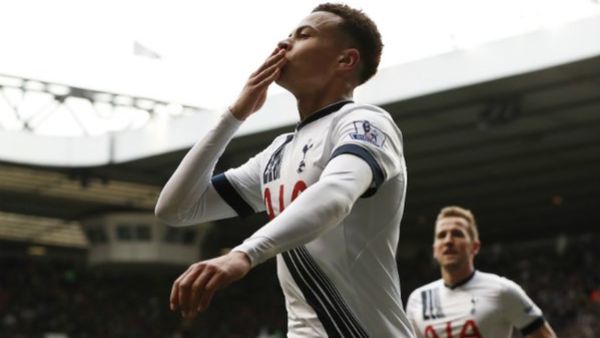 آلي يحتفل بهدفه