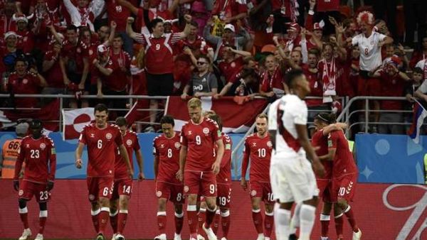 لاعبو الدنمارك يحتفلون بهدف اللقاء الوحيد
