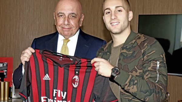 ديولوفيو يرفع قميص فريقه الجديد