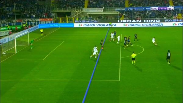 التمريرة التي قادت لتسجيل هدف التعادل لميلان والتي يبدو فيها ديولوفيو (يسار) وهو يعود من موقف متسلل