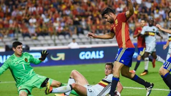 كوشتا (يمين) يساهم في قيادة منتخب إسبانيا للفوز