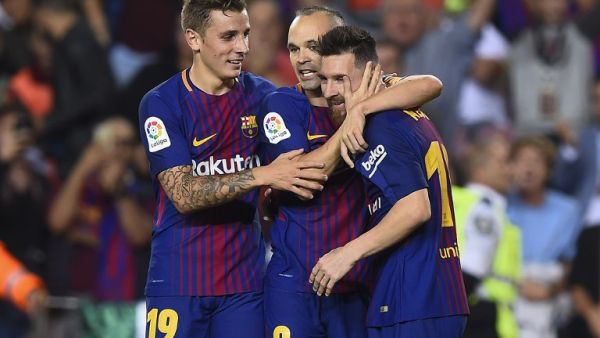 ليونيل ميسي (يمين) ولوكاس دينيي (يسار) يهنئان إنييستا بهدفه