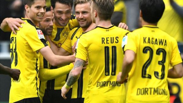 لاعبو دورتموند يحتفلون بالهدف الأول