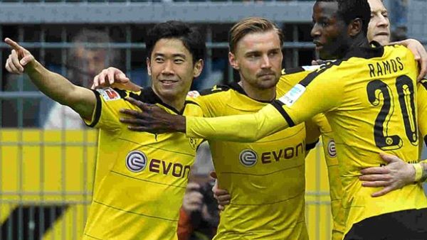 لاعبو دورتموند يحتفلون بهدف كاغاوا (يسار)