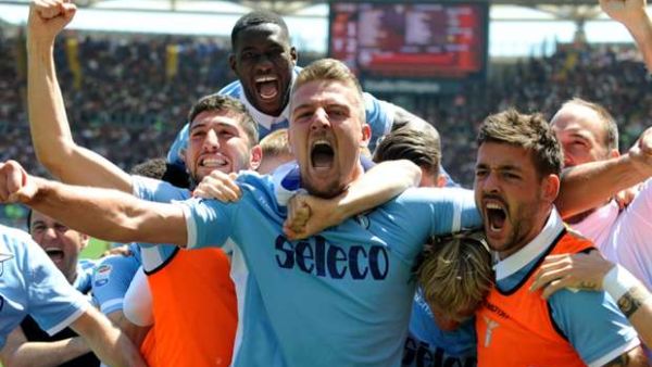 باستا (وسط) يحتفل بهدفه