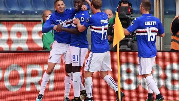 لاعبو سامبدوريا يحتفلون بهدف زاباتا (الثاني من اليسار)