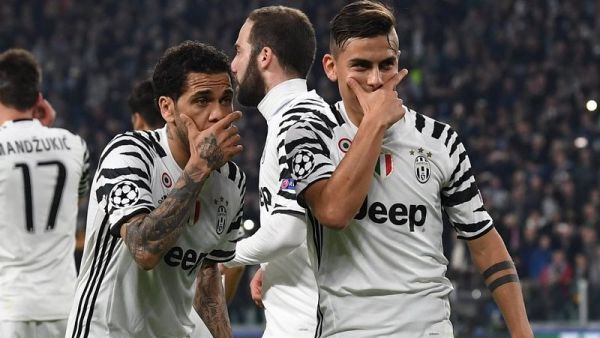 ديبالا (يمين) وداني ألفيش يحتفلان بالهدف