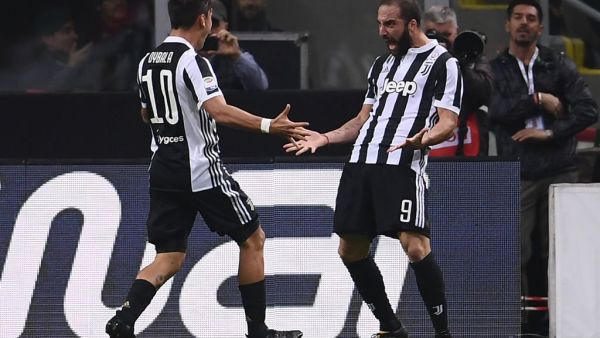 هيغواين (يمين) يحتفل خلال المباراة رفقة زميله باولو ديبالا