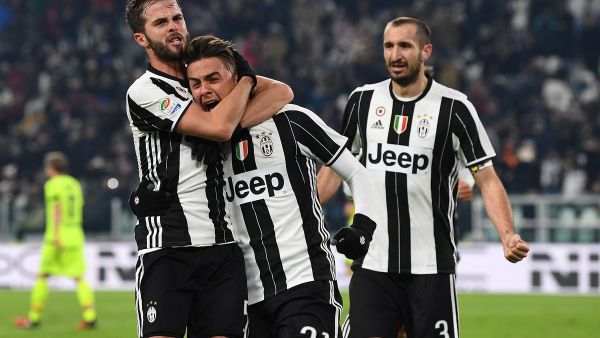 ميراليم بيانيتش (يسار) يهنىء ديبالا (وسط) بهدفه