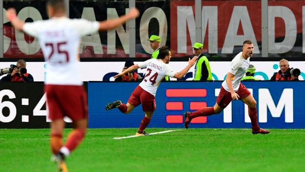 دجيكو (يمين) يحتفل بهدفه