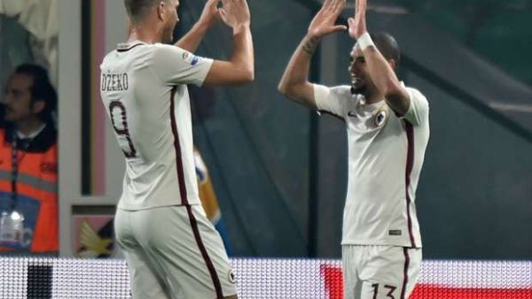 بيريش ودجيكو يحتفلان خلال المباراة