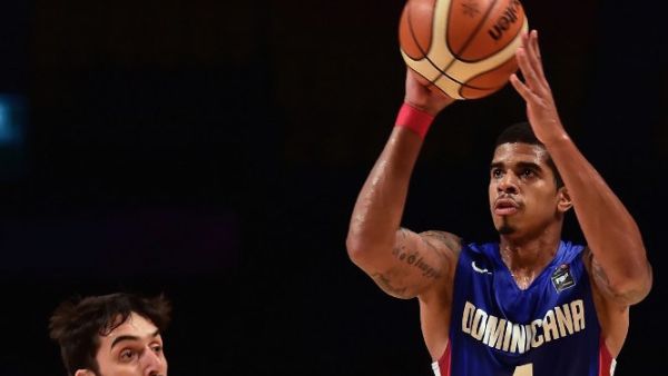 Argentina's Facundo Campazzo (L) vies for the ball with Edgar Sosa (R) of the Dominican Republic, during a 2015 FIBA Americas Championship Men's Olympic qualifying match at the Sport Palace in Mexico City on September 8, 2015. AFP PHOTO/RONALDO SCHEMIDT
RONALDO SCHEMIDT / AFP