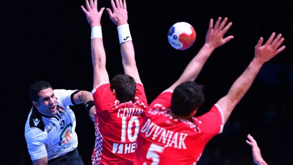 Egypt's centre back Eslam Eissa (1st-L) attempts a shot on goal over Croatia's left back Jakov Gojun (C) and Croatia's centre back Domagoj Duvnjak (R) during the 25th IHF Men's World Championship 2017 eighth final handball match Croatia vs Egypt on January 22, 2017 at the Arena in Montpellier.
Pascal GUYOT / AFP