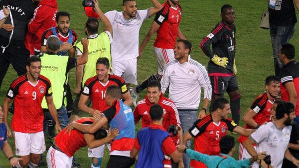 Egypt's team players celebrate wining against Congo's team during their World Cup 2018 Africa qualifying match between Egypt and Congo at the Borg el-Arab stadium in Alexandria on October 8, 2017. TAREK ABDEL HAMID / AFP