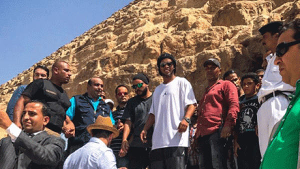 Brazilian football star Ronaldinho visited Cairo pyramids on Wednesday (Photo: Player's official Facebook page) 