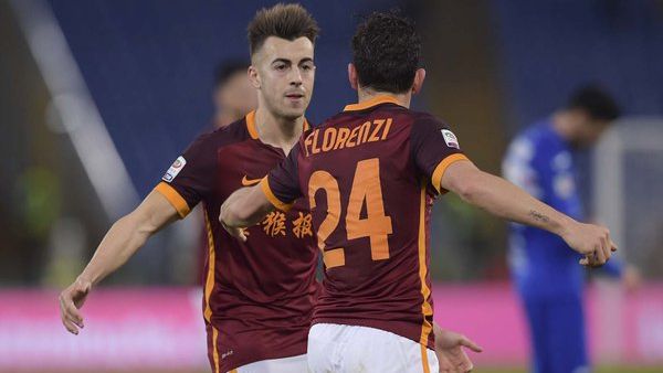 ستيفان الشعراوي (يسار) يهنىء فلورينزي بهدفه